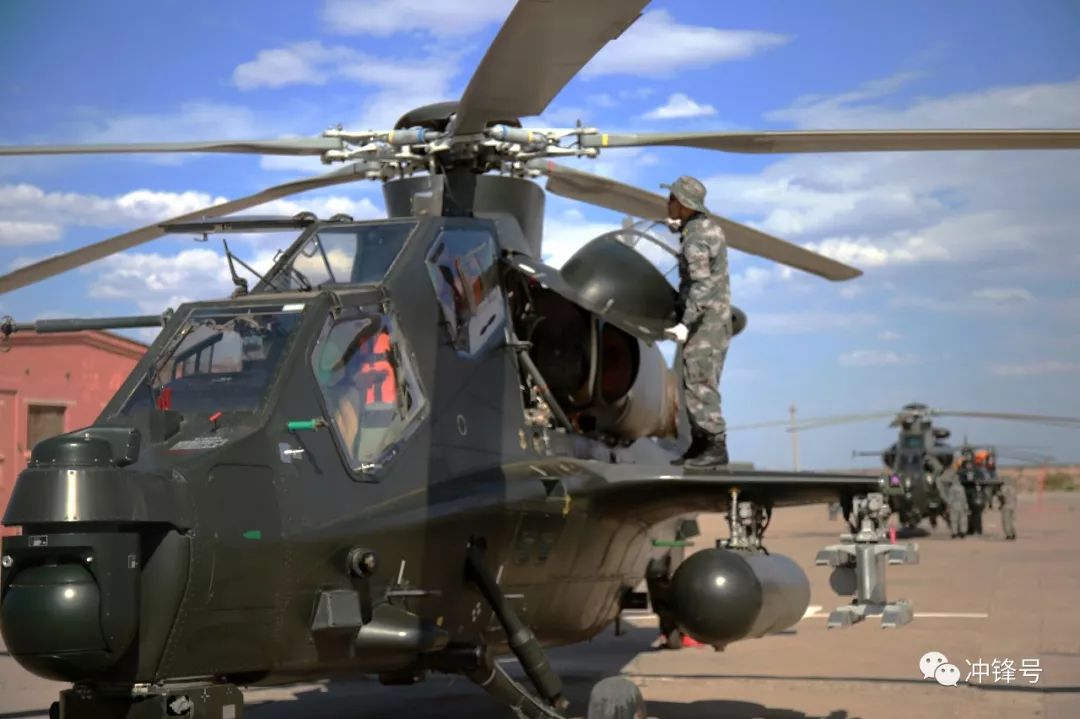 机务维护战鹰时留下的身影