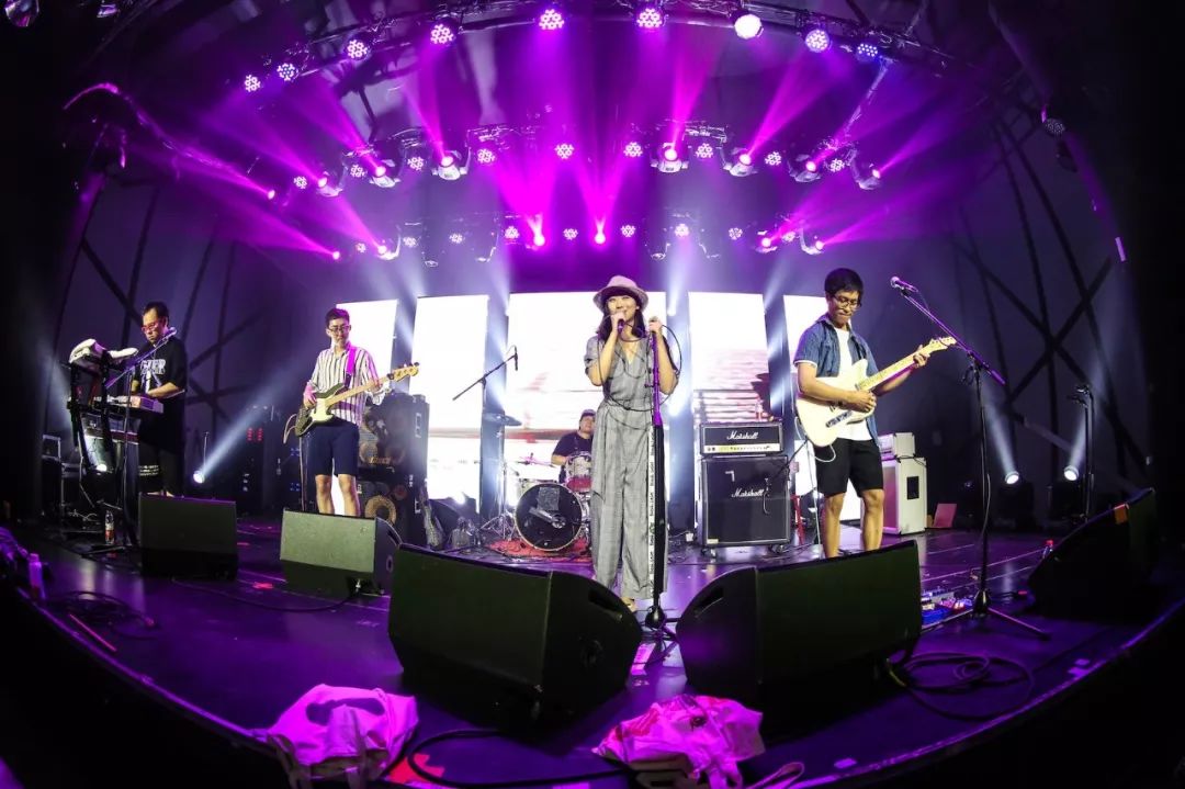 这个在舞台上给乐迷发红包的乐队,就要巡演了