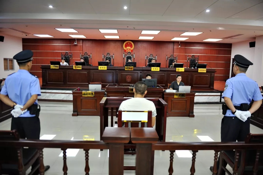 英德424纵火案在清远开庭法检两长同堂办案