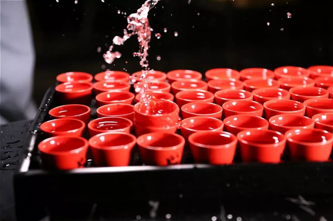 醉三仙第三款的桃花酿是10°的斗酒,挑选上等素材,白葡萄酒做基酒