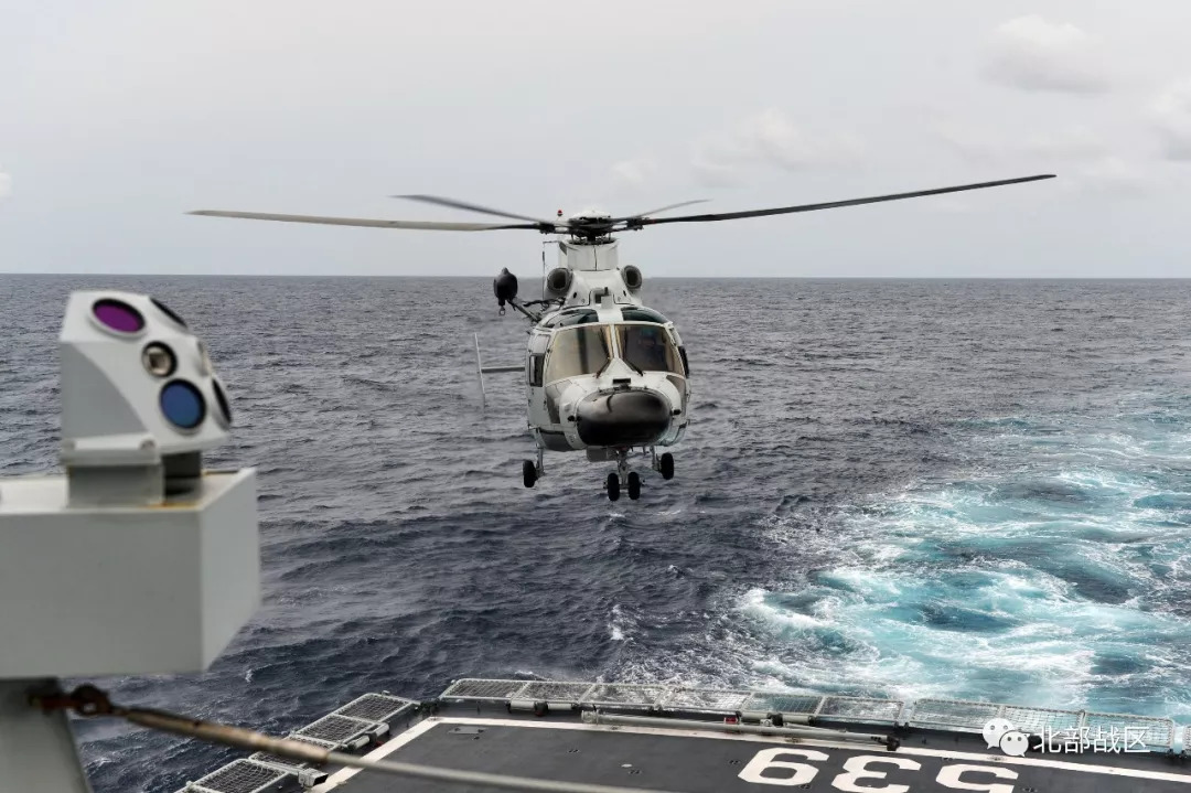 海军第三十批护航编队首次组织直升机跨昼夜飞