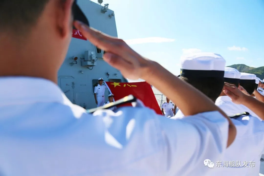 某综合保障基地★ 某基地★ 战区海军机关某部向军旗告别,敬礼——▼