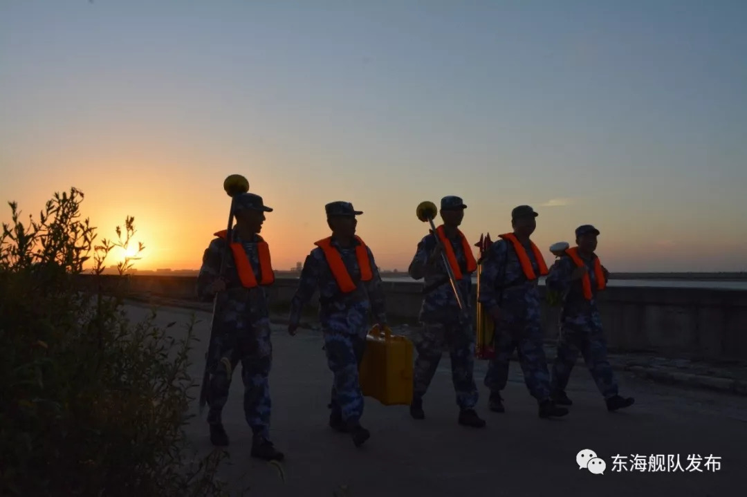 爱国奉献,乐守海疆海测兵奔波在风景怡人的海岸线却根本无暇顾及眼前