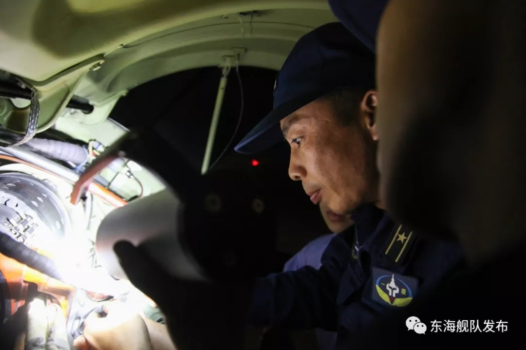 原来,他们就是放飞战鹰的幕后英雄(附"空中美男子"高清大图)