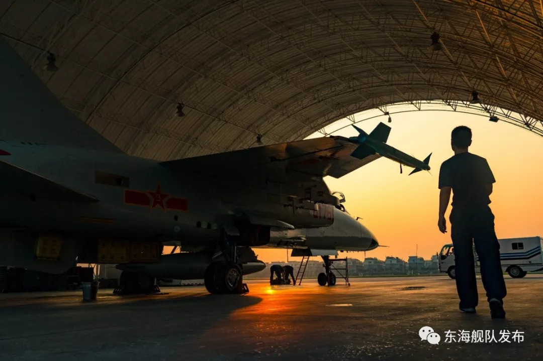 原来,他们就是放飞战鹰的幕后英雄(附"空中美男子"高清大图)