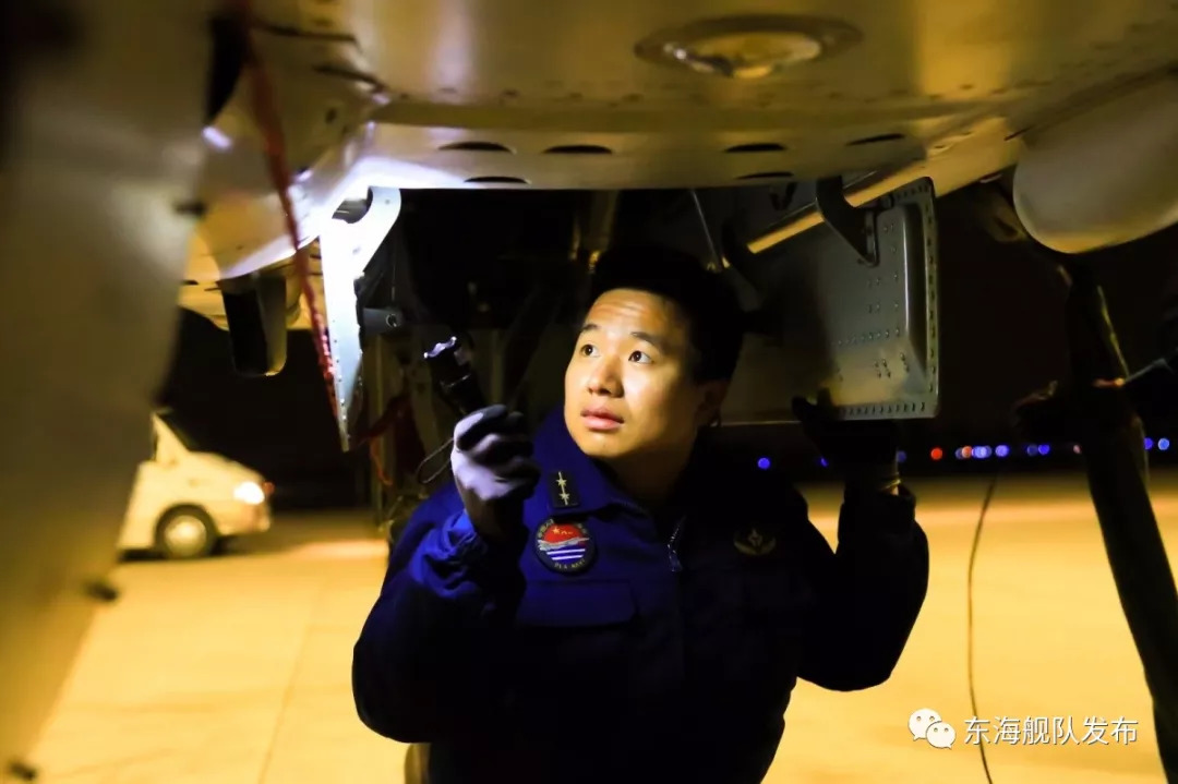 原来,他们就是放飞战鹰的幕后英雄(附"空中美男子"高清大图)