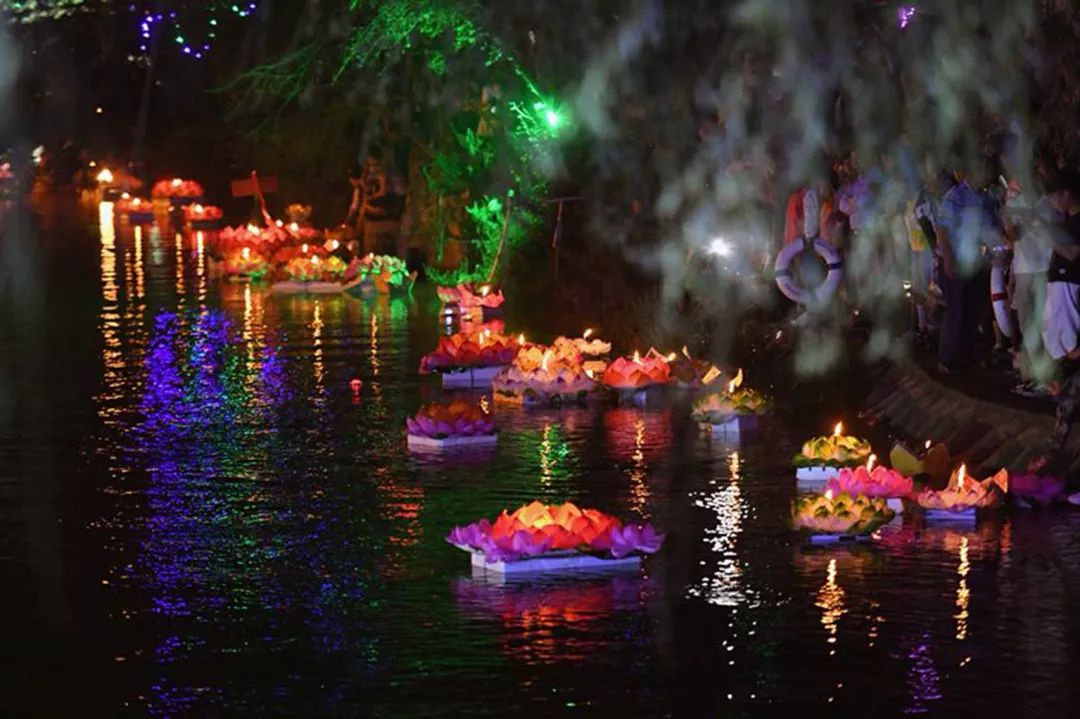 里面竟藏着个网红村,昆明出发只要2小时!|央视|八宝|河灯_新浪新闻