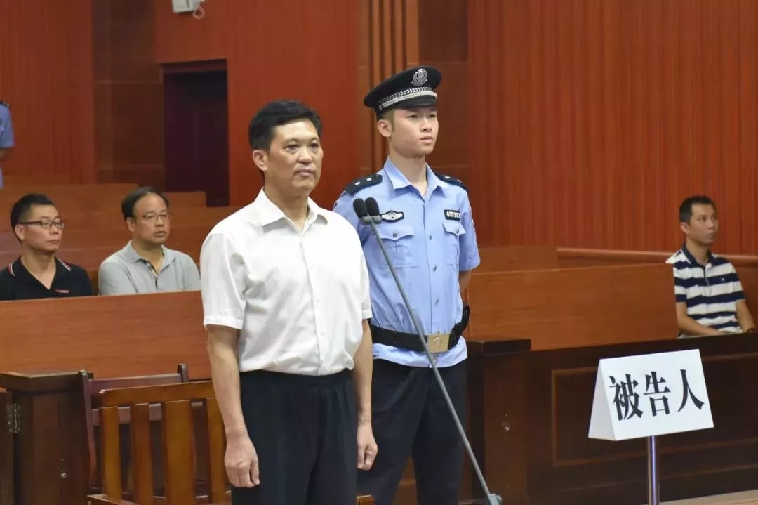 广西金融工作办公室原副主任郑见龙遭指控受贿1460万元