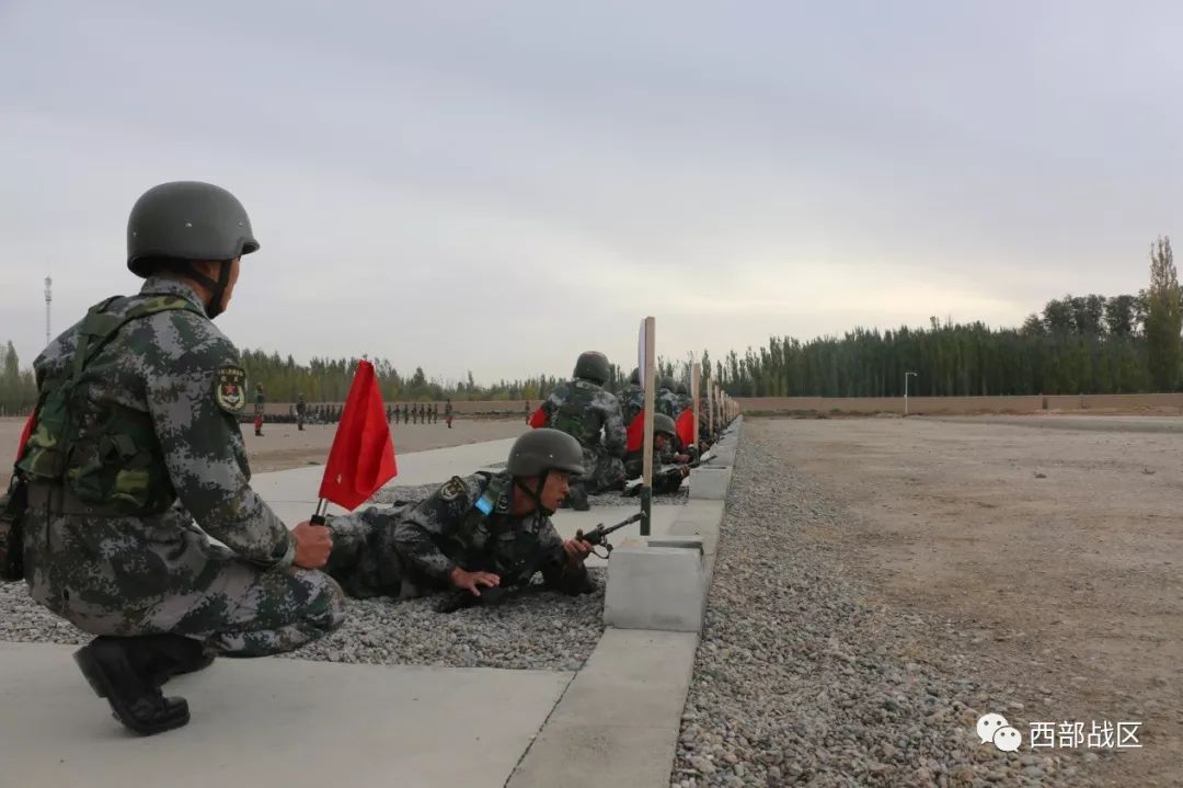 浓浓硝烟味覆盖新兵训练场