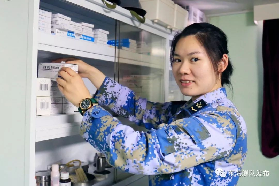 一位重量级的"保障人员" 她就是东部战区海军某登陆舰大队的天台山舰