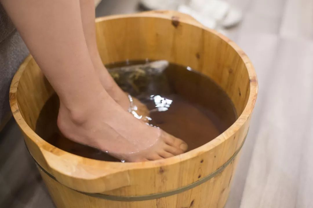 每天泡泡脚祛湿散寒百病消