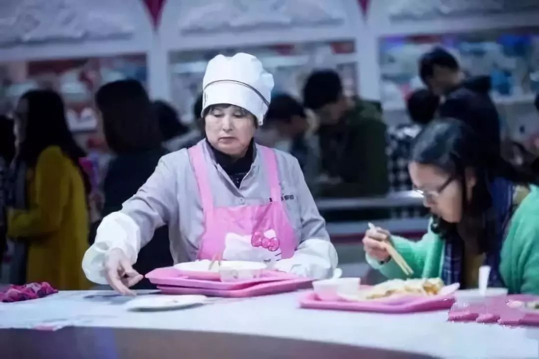 女大学生反举报食堂阿姨:愿你善良,更愿你懂得自保!