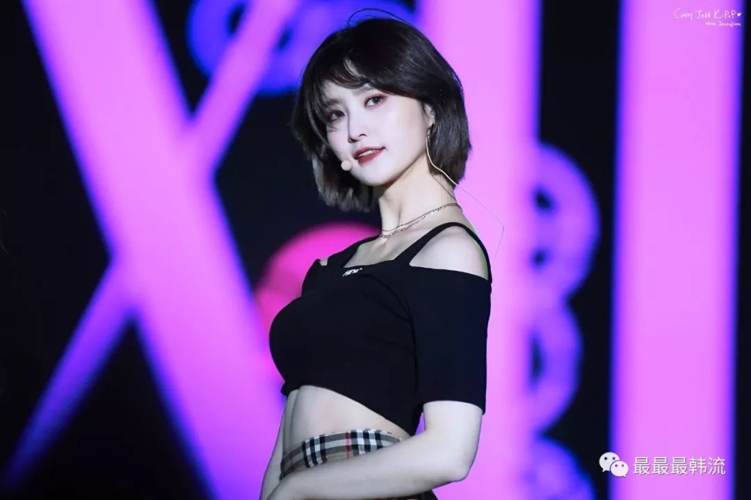 舞台上的朴正花真的超级正了.