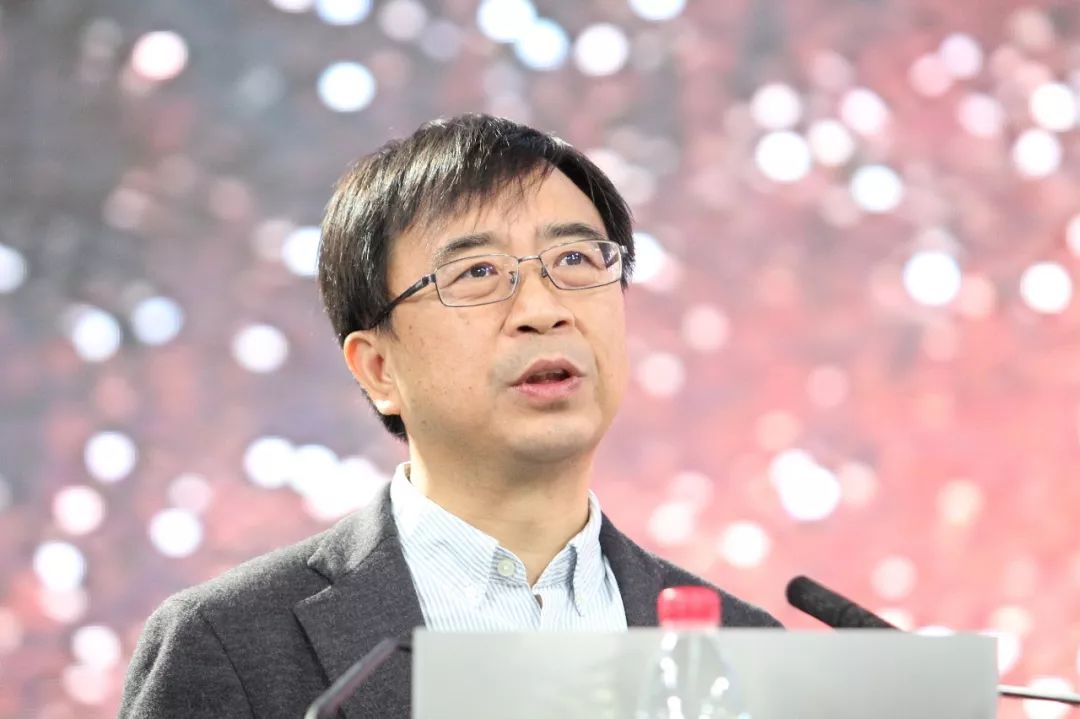 ▲2018年12月2日,“中国的量子之父”、中国科学技术大学常务副校长潘建伟院士在武汉大学为全校2018级本科生作“科学精神与量子世界”的讲座。(视觉中国)