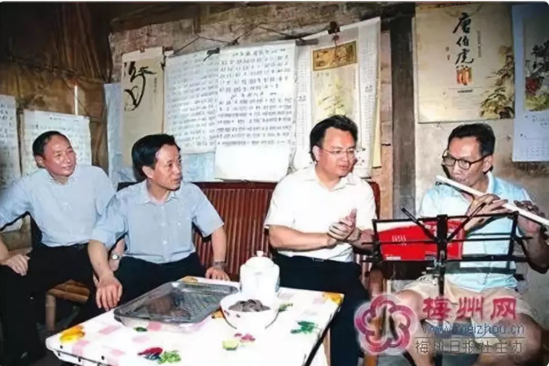 万庆良(右二)到梅州考察,李嘉(左二)陪同