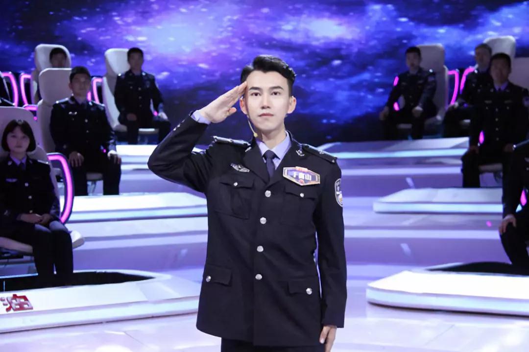 高颜值有才华的"二喜警官":"我不是偶像,我是人民警察!