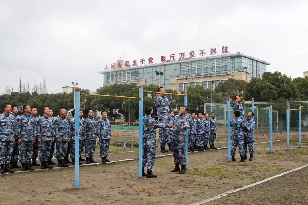 整齐划一 ▲三公里训练 纵使当前气温直逼零下 也阻挡不了新兵训练的