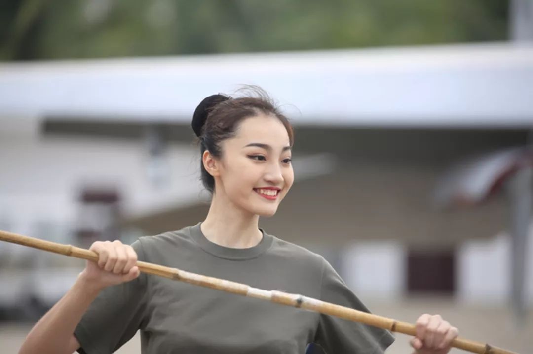 战鹰身旁搭舞台文艺轻骑兵走进航空兵某旅