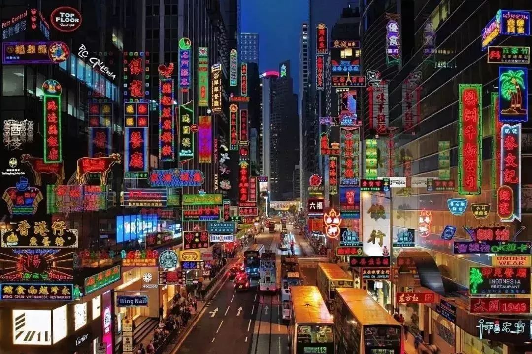 比如蕴含着浓浓烟火气息的香港街头,霓虹闪烁的招牌成了拍夜景最好的