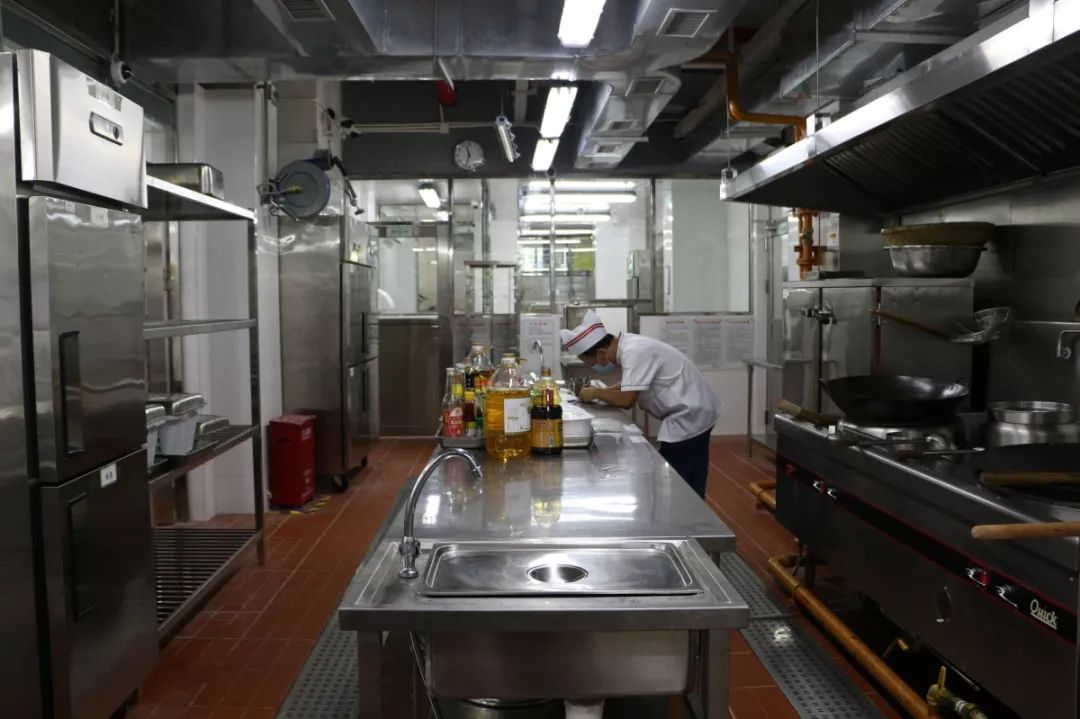 星期三查餐厅丨开学头两天幼儿园后厨就被曝光深圳家长速来围观