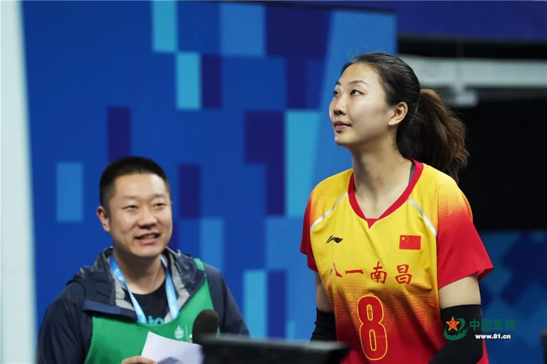 10月16日,军运会中国女排与美国女排的首场小组赛上,袁心玥面向观众