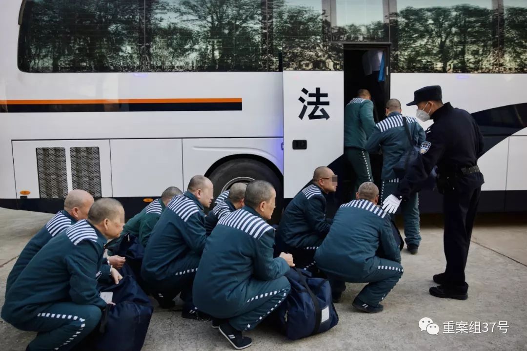 ▲犯人列队上车前往火车站。新京报记者 郑新洽 摄