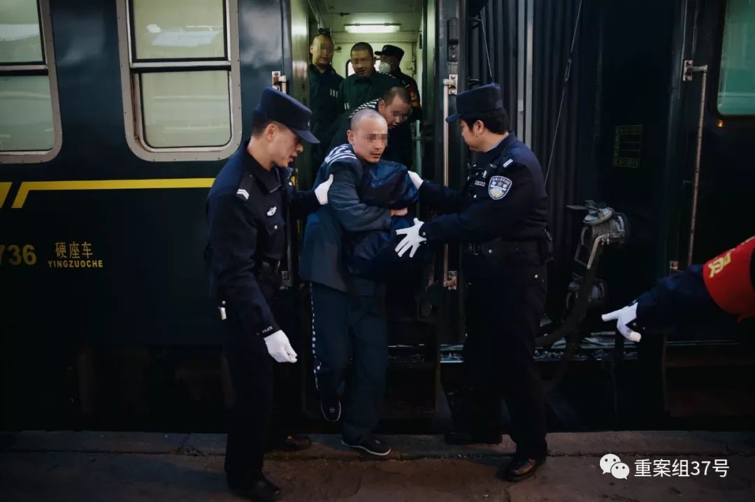 ▲列车抵达遣送地,服刑人员拿好随身行李,在民警的指挥下挨个走下列车。新京报记者 郑新洽 摄