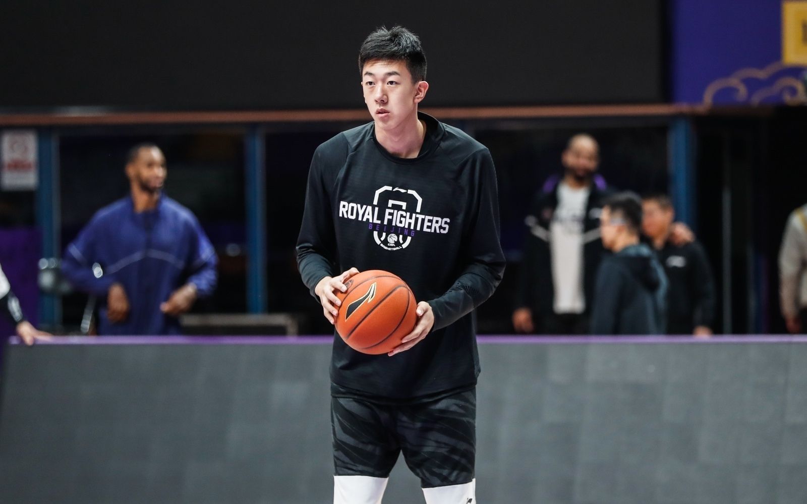 王少杰备战今晚的比赛.