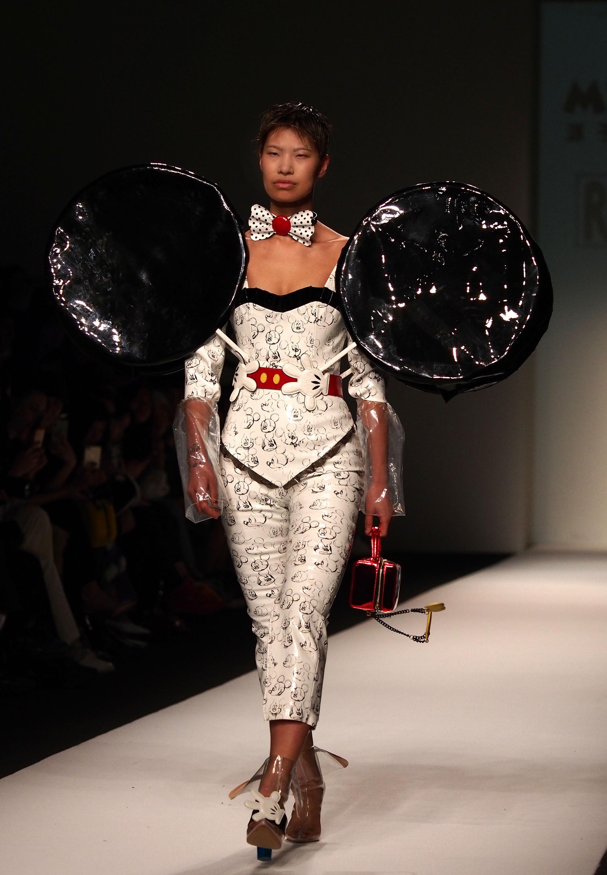 迪士尼在秋冬上海时装周上推出"米老鼠"概念服饰