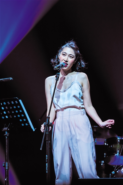 《vincent》唱到一半的时候,王若琳哭了.