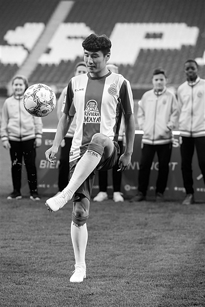 武磊正式亮相西班牙人队 球迷的期待给我更多