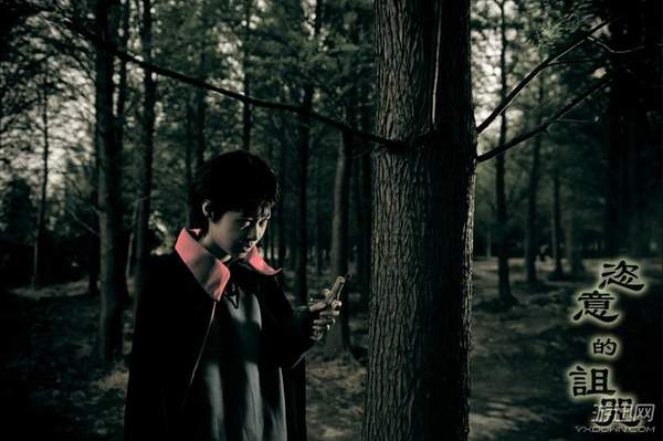 台北少年cos伊藤润二"双一" 邪魅眼神完美还原