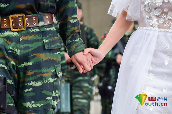 我披婚纱迎接你凯旋——记武警重庆总队某部排长刘巧