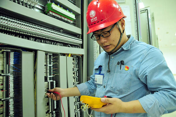 国网安徽电科院调试人员范明俊正在汽机电子间进行deh系统调试.