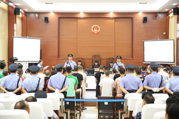 东兴市法院开庭审理关某某等34人涉嫌组织,领导,参加黑社会性质组织罪