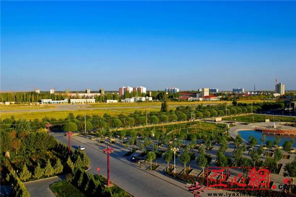 曾经的且末,县城只有一条长150米的土街,土坯房1万平方米,居民200余户