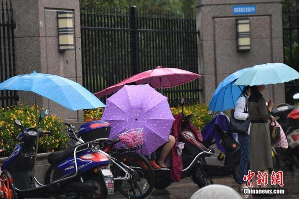 2018全国高考:家长雨中守候考生