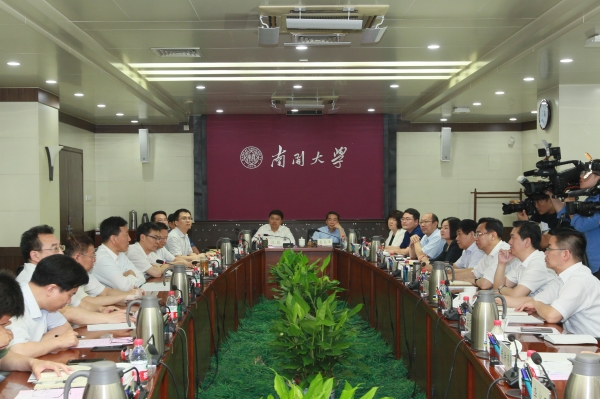 6月14日,南开区区委书记杨兵,区委副书记,区长孙剑楠率队来校交流座谈