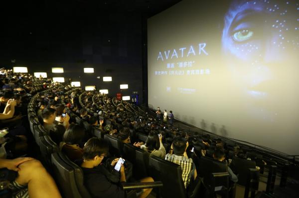 6月22日,著名脱口秀译者谷大白话在上海和平影都imax厅内说道,"卡梅隆