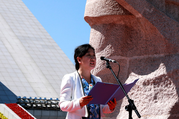 大庆市政府副市长朱清霞主持火种采集仪式.