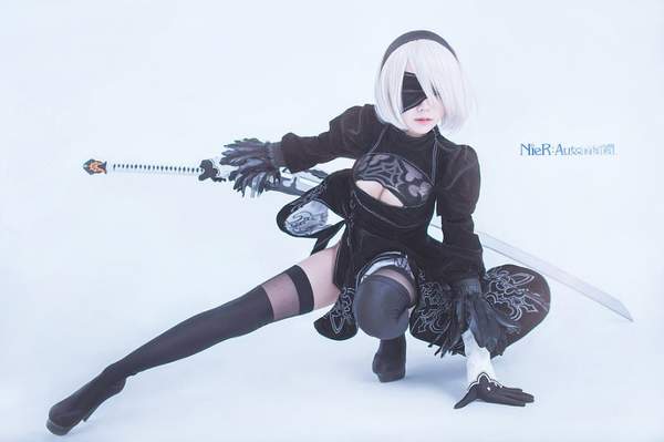 台湾萌妹cos《尼尔:机械纪元》2b 黑丝美腿,火辣诱人