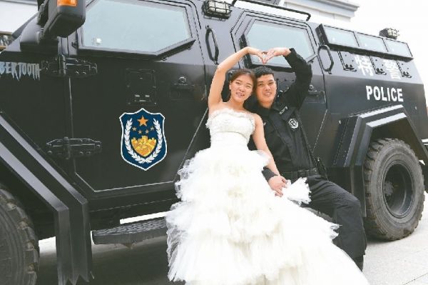 七夕当日,兰州一对特警情侣领取结婚证并在警用车辆前合影.