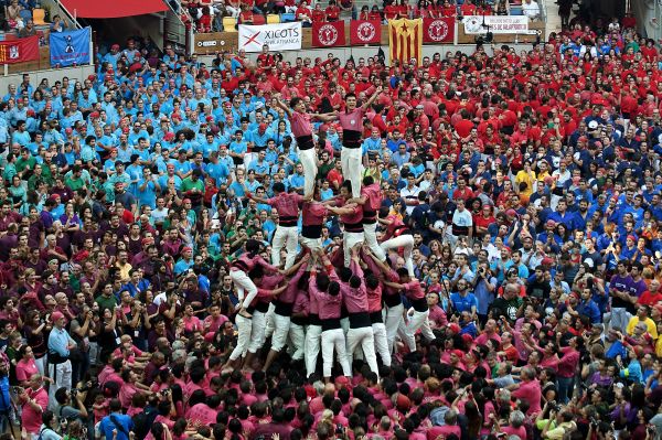 2016年10月1日，在西班牙加泰罗尼亚地区的塔拉戈纳市，来自中国的人塔队队员们进行“叠人塔”比赛。 新华社发