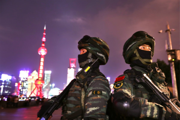 国庆假期首日申城各地出现人流高峰上海武警守护平安