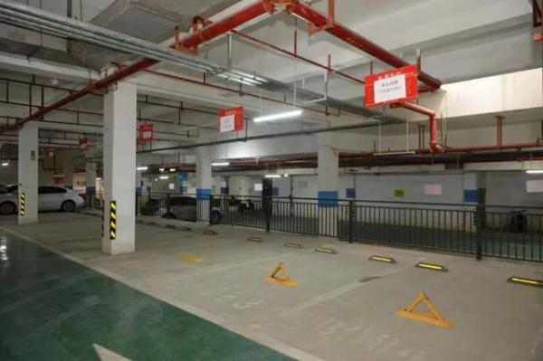 10月22日，长沙雨花区某小区地下停车场，写有销售电话的车位已被锁上。记者谢长贵 图