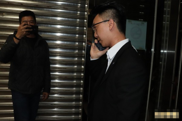 尤某儿子请来的律师（右）