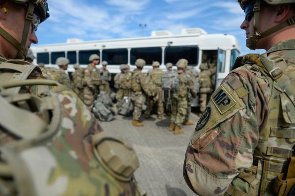 即将被部署在边境的美军士兵在得克萨斯州哈林根机场登上一辆汽车。