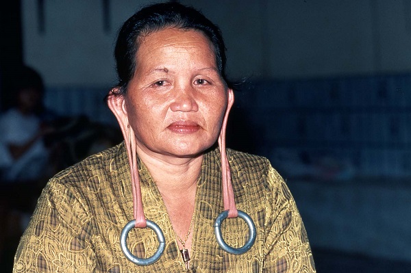 讲座崇尚长耳排队行房的婆罗洲文化