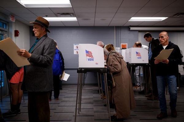 　图说：11月6日，在美国马里兰州贝塞斯达一个投票站，选民参加投票。新华社