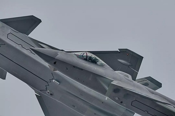 其间,外界一直在猜测,歼-20的弹舱是何种布局,能够挂载多少导弹,具体